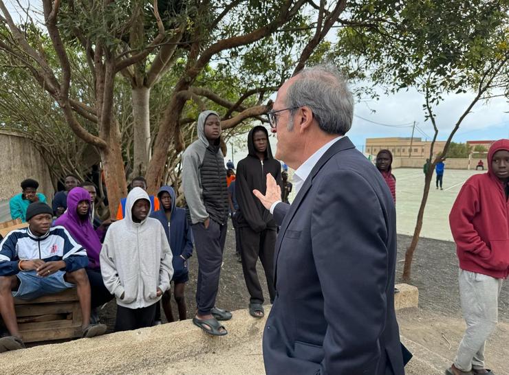 O Defensor do Pobo, Anxo Gabilond,ou visita un centro de atención a menores migrantes nel Hierro. CEDIDO POR DEFENSOR DO POBO 