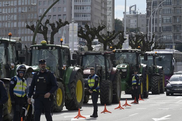 Entrada de tractores na delegación do Goberno, na Praza de Ourense, durante a décima quinta xornada de protestas dos tractores nas estradas españolas, a 20 de febreiro de 2024, en Ourense.. M. Dylan - Europa Press / Europa Press