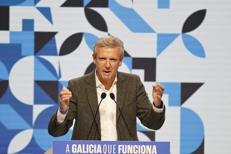 O presidente da Xunta de Galicia e candidato do PP á reelección, Alfonso Rueda, intervén durante o peche da campaña electoral do PP, a 16 de febreiro de 2024, en Palexco, A Coruña, Galicia (España). Este último encontro enmárcase dentro d. Gustavo da Paz - Europa Press