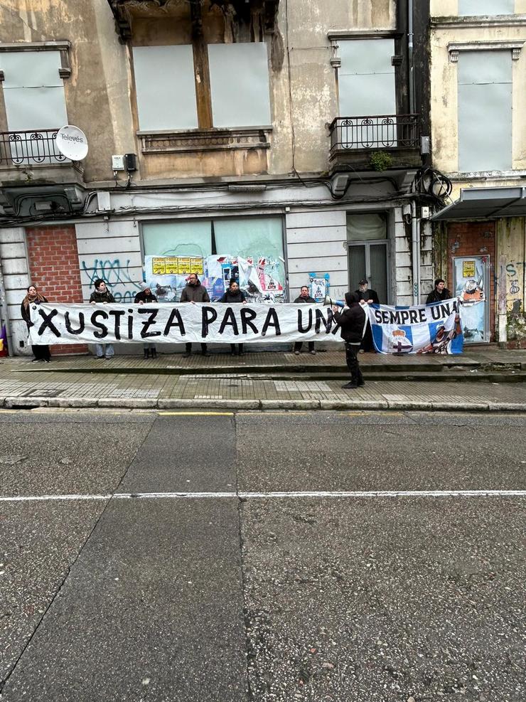 Amigos e familiares de Unai protestan fronte aos Xulgados da Coruña. PLATAFORMA 