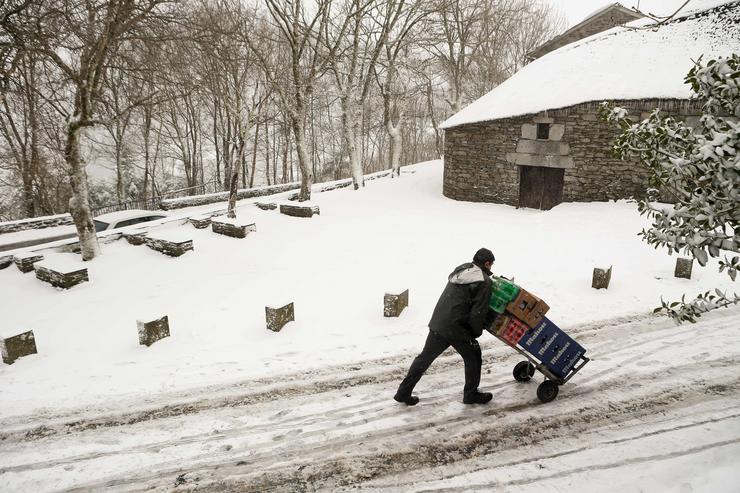 Un home camiña sobre a neve, a 23 de febreiro de 2024, en Pedrafita do Cebreiro / Carlos Castro - Arquivo