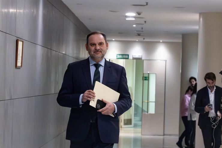 O exministro de Transportes e deputado do PSOE, José Luís Ábalos, á súa chegada a unha rolda de prensa, no Congreso dos Deputados, a 27 de febreiro de 2024, en Madrid 