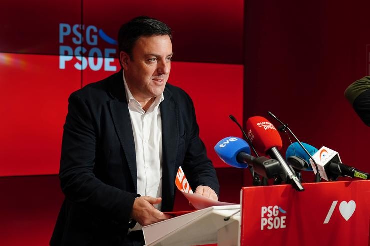 O secretario xeral do PSdeG, Valentín González Formoso, ofrece unha rolda de prensa tras unha reunión extraordinaria da Comisión Executiva Nacional Galega do PSdeG-PSOE, na sede do partido, a 21 de febreiro de 2024, en Santiago de Compostela, A C. Álvaro Ballesteros - Europa Press / Europa Press