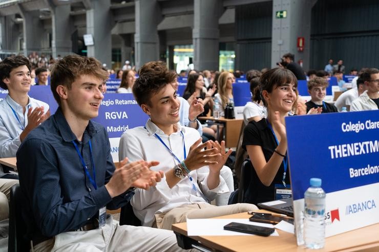 Mozos estudantes participantes na final de Young Talents / YOUNG BUSINESS TALENTS 