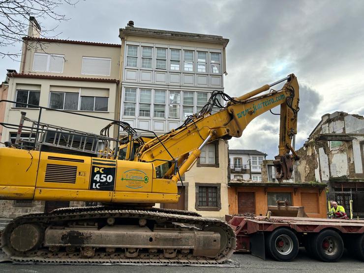Demolición da fachada do edificio derrubado o martes na rúa Carlos III do barrio ferrolán de Esteiro.. CONCELLO DE FERROL / Europa Press