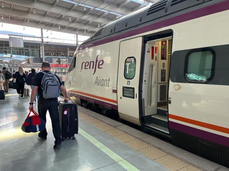 Imaxe dun tren do servizo Avant./ RENFE