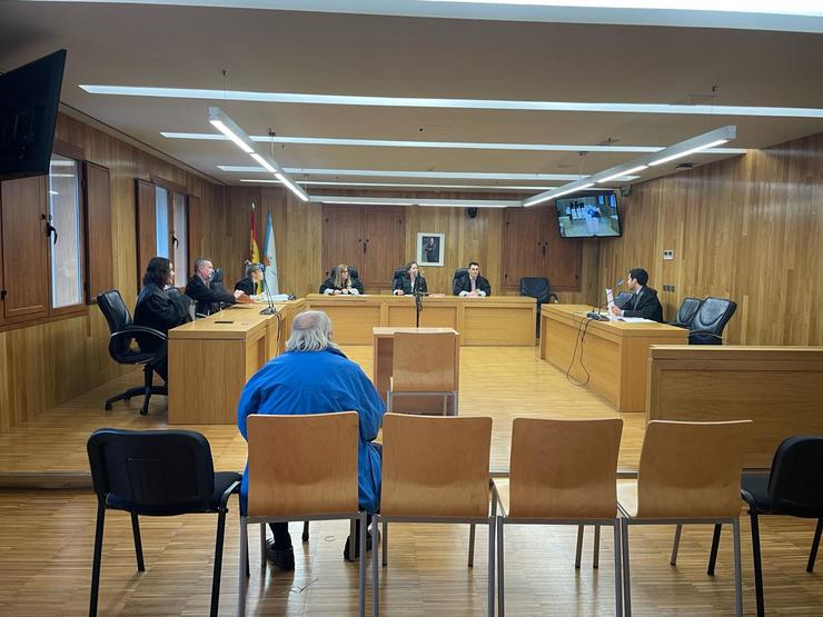 O home acusado dun delito de abuso sexual continuado a unha menor de idade, sentado este xoves no banco da Audiencia Provincial de Lugo. En Lugo, a 29 de febreiro de 2024. / Europa Press