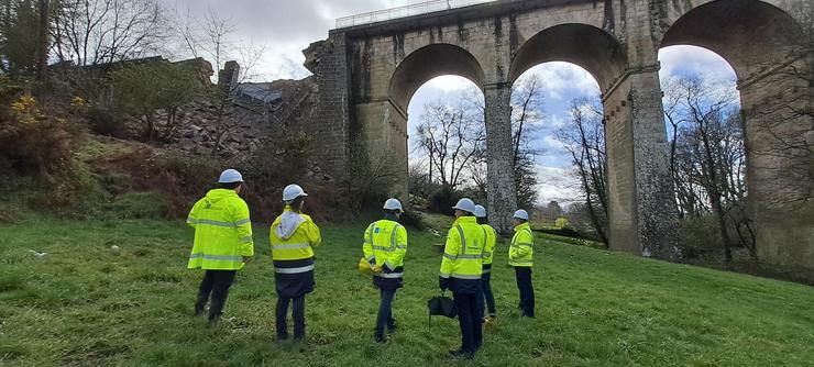 Técnicos da Consellería de Infraestruturas visitan a ponte derrubada en Xunqueira de Espadanedo / XUNTA