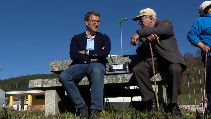 O presidente do PP, Alberto Núñez Feijóo, cun veciño en Pedrafita do Cebreiro. 