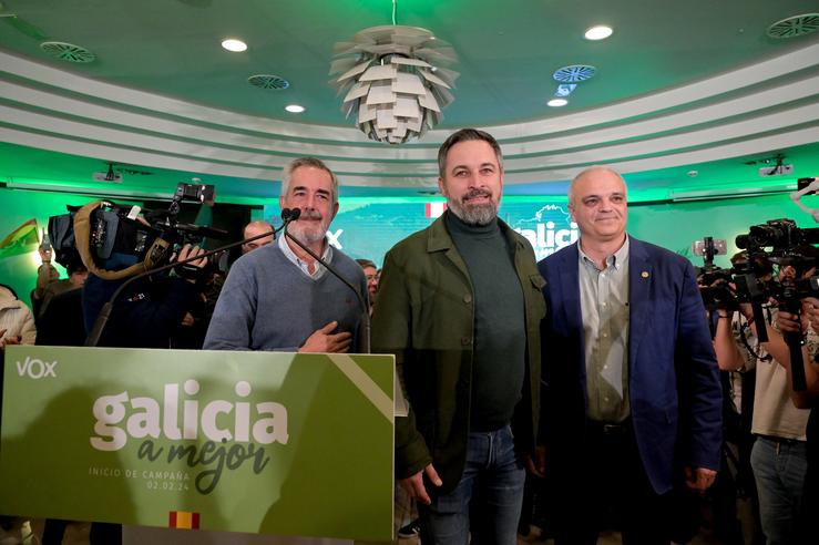 O presidente de Vox, Santiago Abascal, xunto ao candidato  da formación á Presidencia da Xunta, Álvaro Díaz-Mella nun mitin / M. Dylan