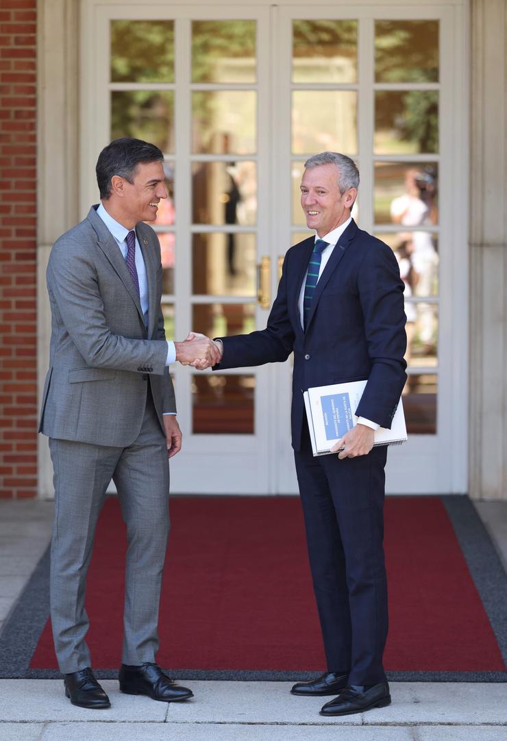 Arquivo - O presidente do Goberno, Pedro Sánchez (i), recibe ao presidente do Goberno de Galicia, Alfonso Rueda (d), no Palacio da Moncloa, a 28 de xullo de 2022, en Madrid (España). A reunión con Rueda chega dous meses despois de que fose inv. Eduardo Parra - Europa Press - Arquivo / Europa Press