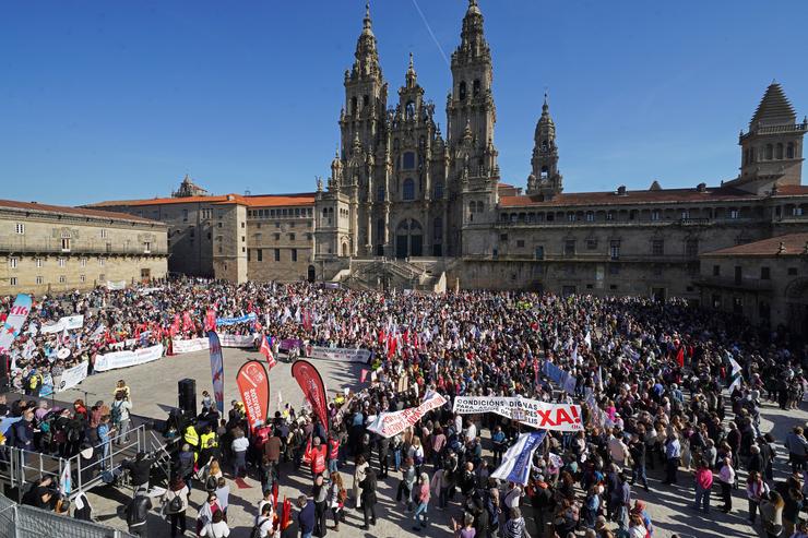 Centos de persoas durante unha manifestación en defensa da sanidade públic 