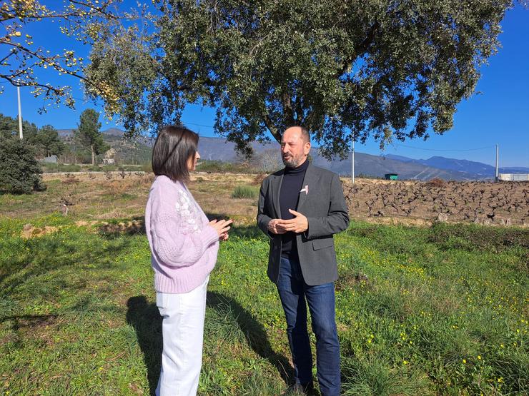 Merelles falando coa Alcaldesa de Larouco, Patricia Lamela. Foto: PP Ourense.