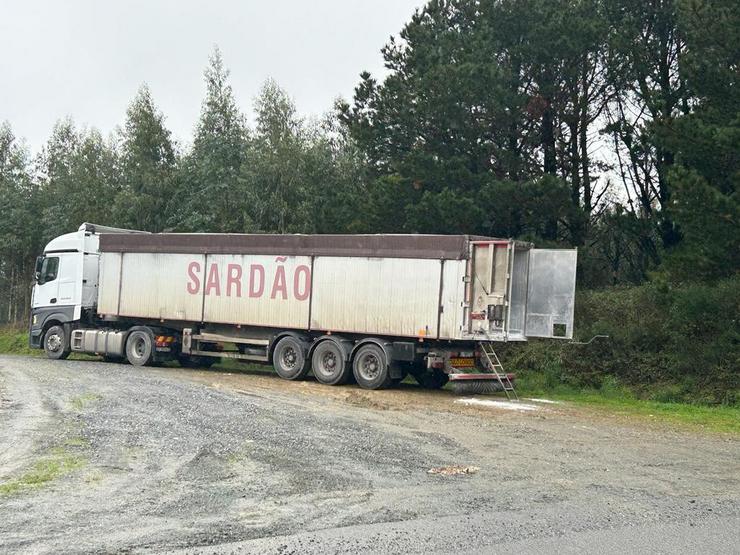 Imaxe dun camión nunha parcela nas Somozas (A Coruña), onde a asociación ecoloxista Arco Iris denunciou vertedura de produtos tóxicos.. ARCO IRIS 