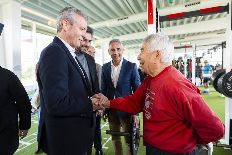 Rueda saúda a Dagoberto Moll durante a súa visita a La Solana 