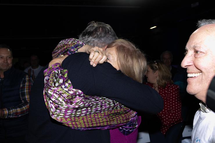 Rueda fúndese nun abrazo coa súa nai, que seguiu o seu mitin en Ribadeo / PPDEG