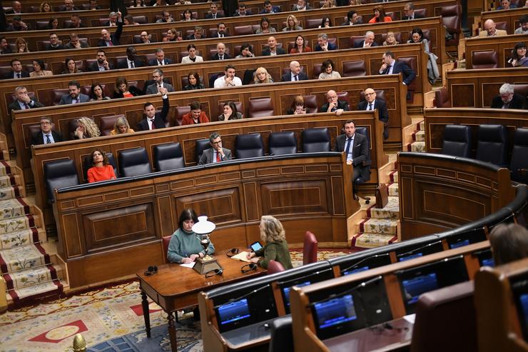 Pleno no Congreso coa presenza de varios ministros 