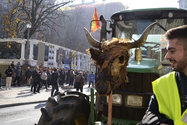 Agricultores e gandeiros durante unha concentración de tractores, a 6 de febreiro de 2024, en Ourense 