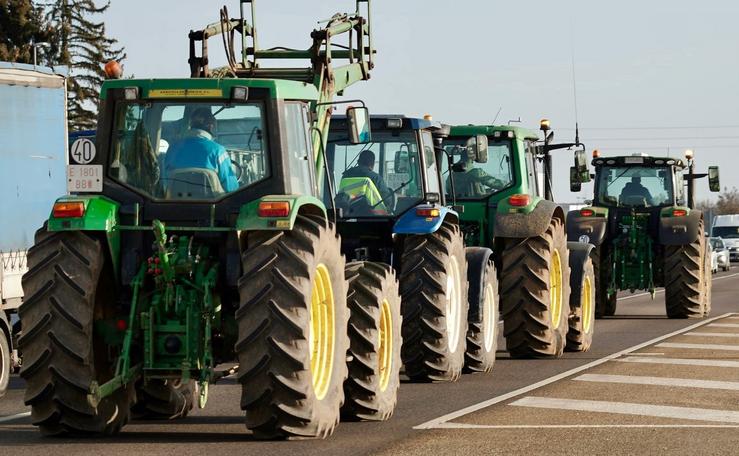 Columna de tractores. PROTECCIÓN CIVIL