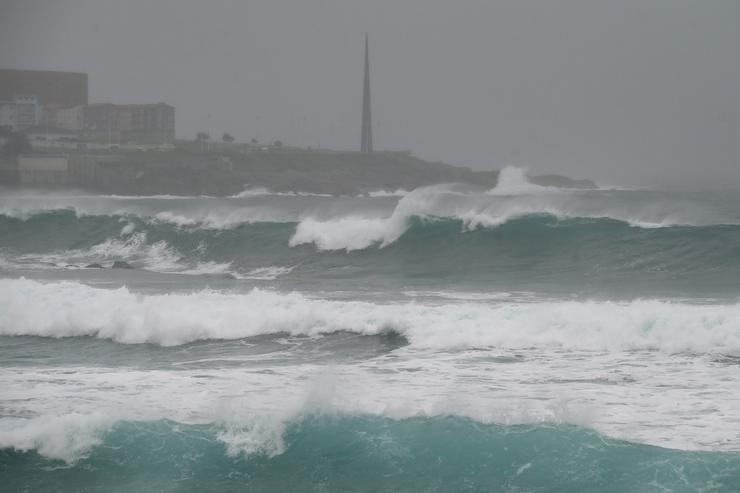 Vista da ondada da praia de Riazor, A Coruña. M. Dylan - Europa Press