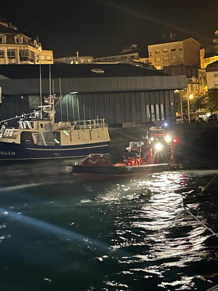 Efectivos no operativo no que faleceu un home ao caer co seu coche ao mar / CONCELLO DE SANXENXO  