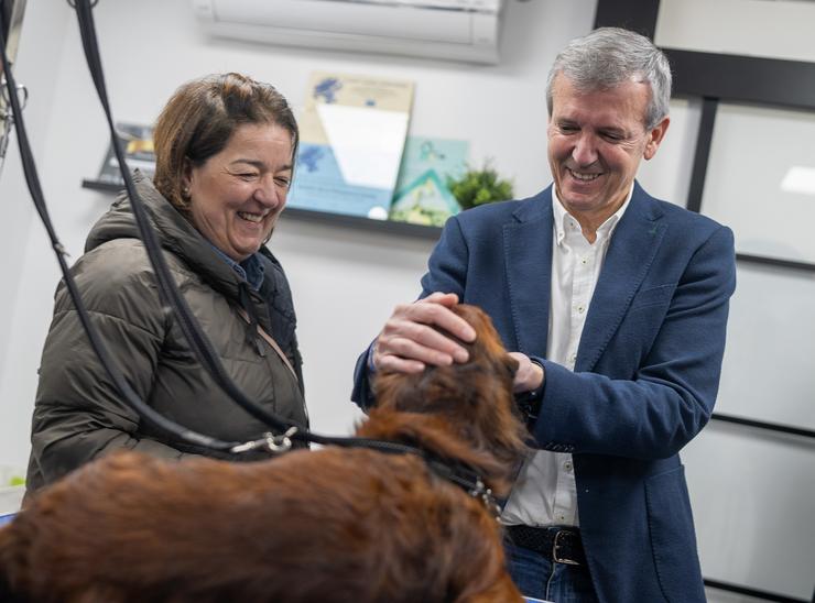 Rueda, nunha visita a unha clínica veterinaria, no ecuador da campaña para o 18F 