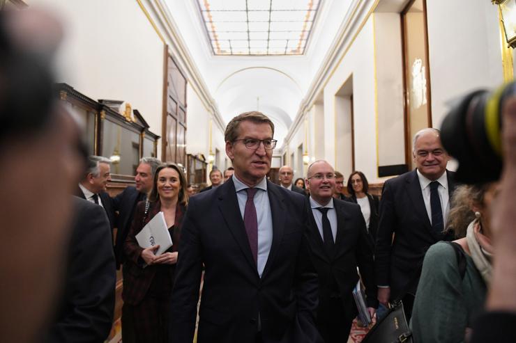 O presidente do Partido Popular, Alberto Núñez Feijóo (c), á súa saída dunha sesión plenaria, no Congreso dos Deputados, a 29 de febreiro de 2024, en Madrid / Fernando Sánchez - Arquivo