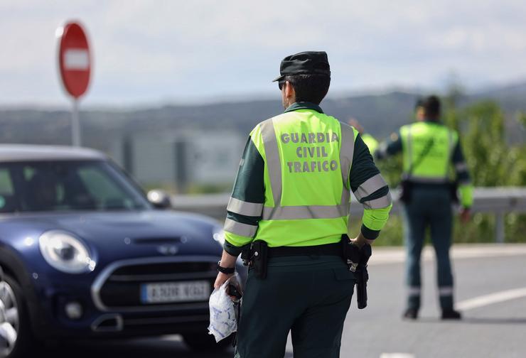 Dous axentes da Garda Civil nun control de tráfico no quilómetro 34 da A-1, o día que comeza a operación saída da ponte de maio 2022, a 29 de abril de 2022, en Madrid 