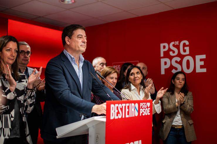 O candidato do PSdeG á Presidencia da Xunta, José Ramón Besteiro, comparece durante o seguimento da xornada electoral dos comicios autonómicos de Galicia, na sede do PSdeG 