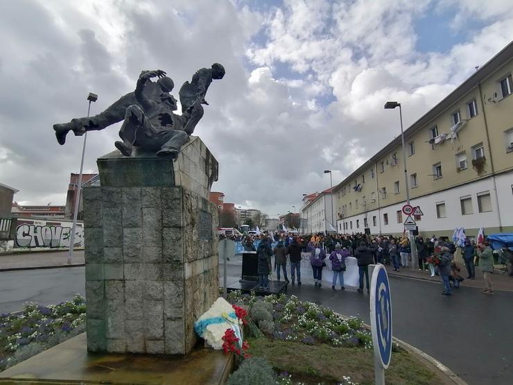 Concentración da CIG ante o monumento ao 10 de marzo 