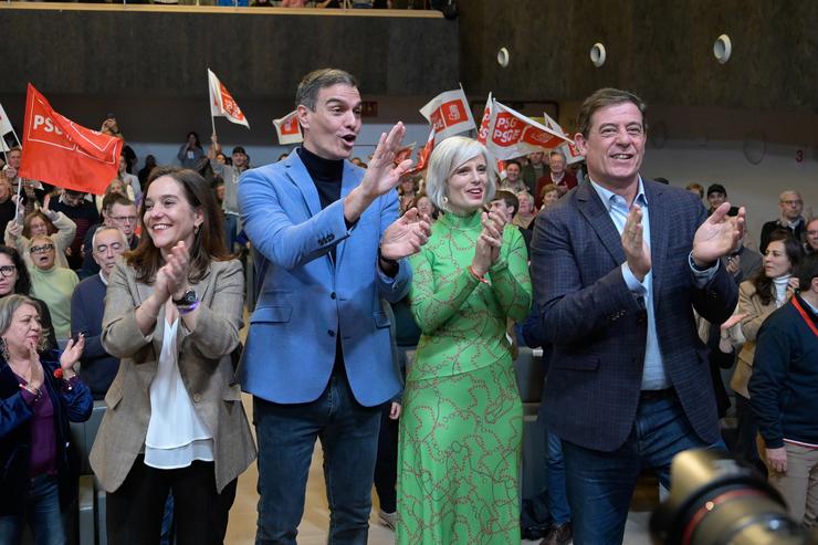 A alcaldesa da Coruña, Inés Rey, e José Ramón Gómez Besteiro nun acto de partido xunto ao presidente do Goberno, Pedro Sánchez / M. Dylan - Europa Press