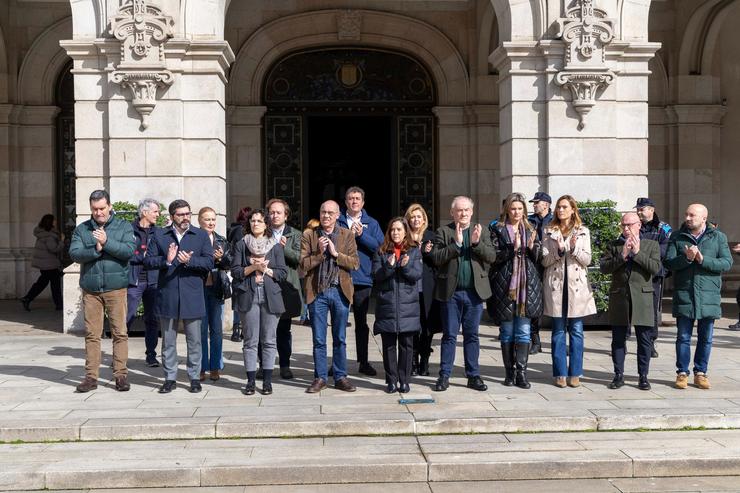 A corporación do Concello da Coruña ao finalizar o minuto de silencio en memoria das vítimas do terrorismo. CONCELLO DA CORUÑA 