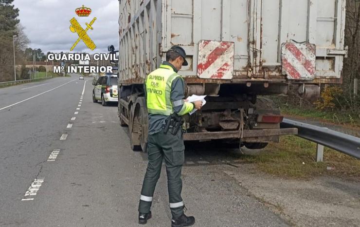 Interceptan un camión en Silleda con 'graves deficiencias' para a circulación. GARDA CIVIL DE TRÁFICO 