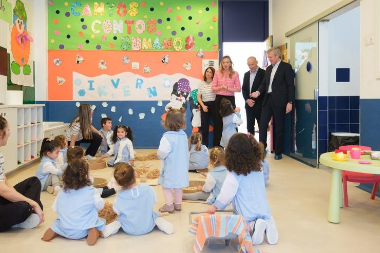 O presidente da Xunta en funcións, Alfonso Rueda, na visita a unha escola infantil en Coristanco 