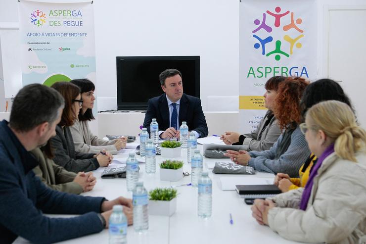O presidente da Deputación da Coruña e a deputada de Política Social, Mar García, visitan a sede de Asperga. DEPUTACIÓN DA CORUÑA / Europa Press