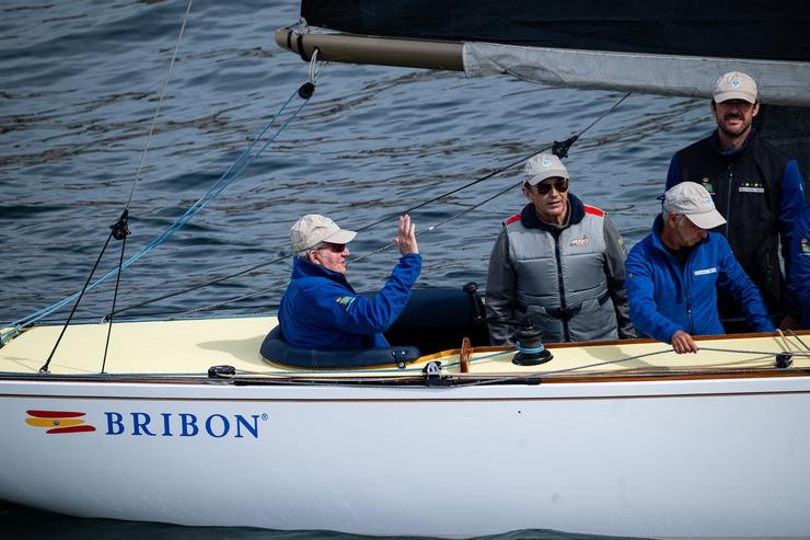 Juan Carlos I navega a bordo do 