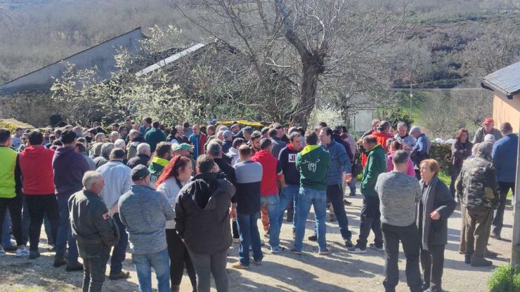 Concentración de gandeiros en defensa dunha granxa en Manzaneda. SLG 