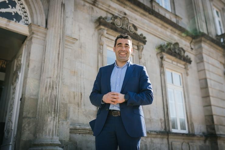 Luís López, presidente da Deputación de Pontevedra, ante a sede da institución provincial.. BEATRIZ CISCAR/EUROPA PRESS