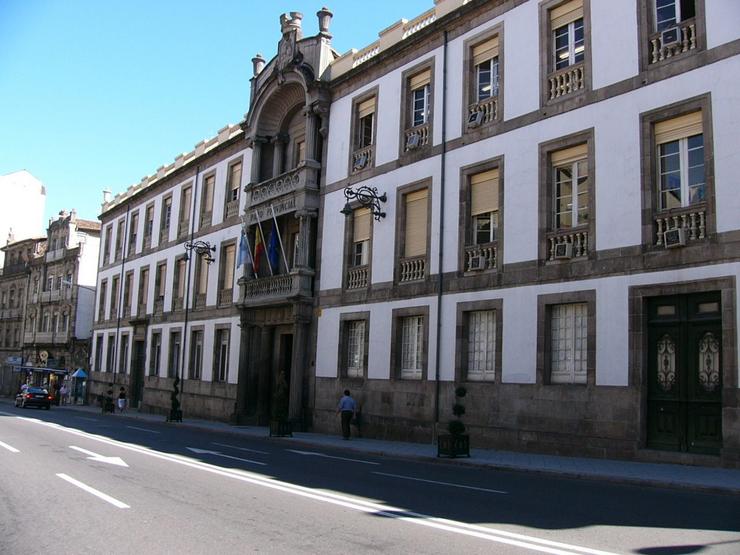 Vista lateral do exterior da fachada da Deputación de Ourense 