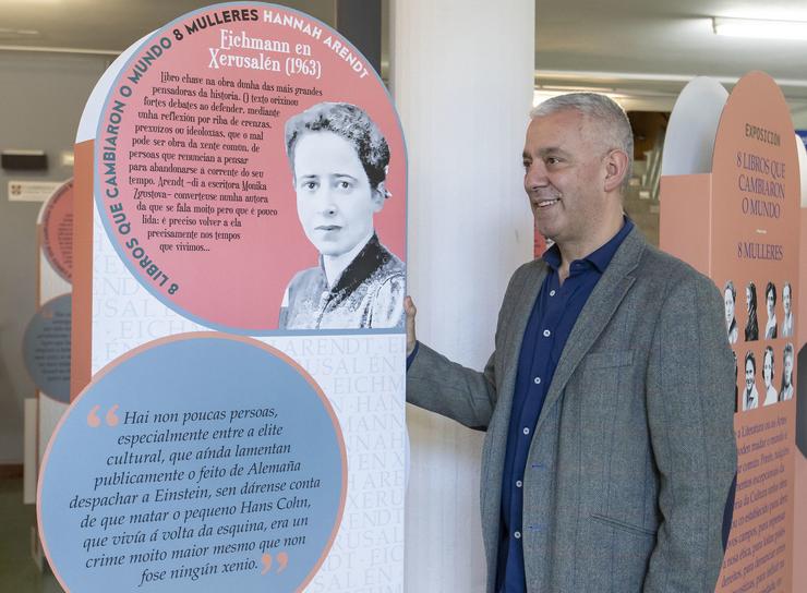 O secretario xeral de Política Lingüística, Valentín García, participa na inauguración da exposición . CONCHI PAZ / Europa Press