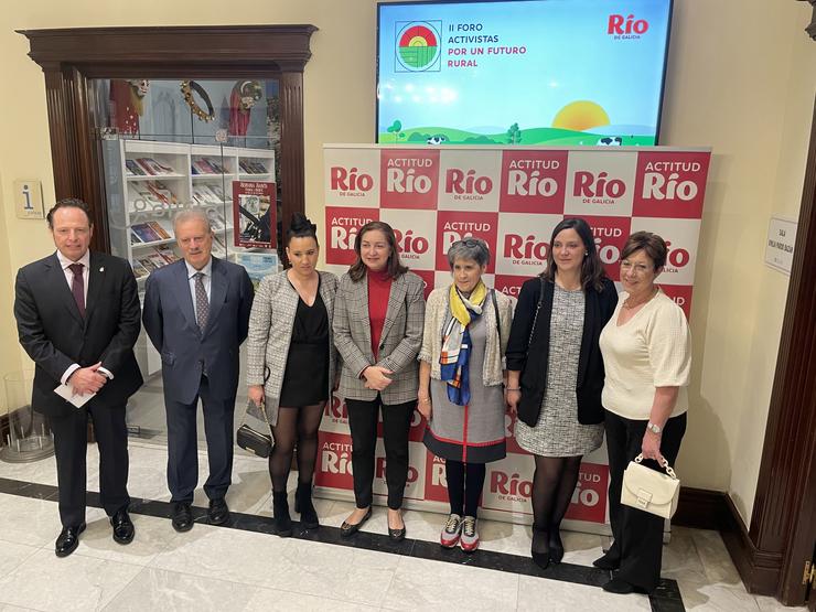 O presidente da Casa de Galicia en Madrid, Javier Vázquez; o director do Instituto de Comunicación Empresarial,  Manuel Campo Vidal; e a CEO do Grupo Lence, Carmen Lence, entre outros participantes no II 'Foro Activistas por un futuro rural'. GRUPO LENCE 