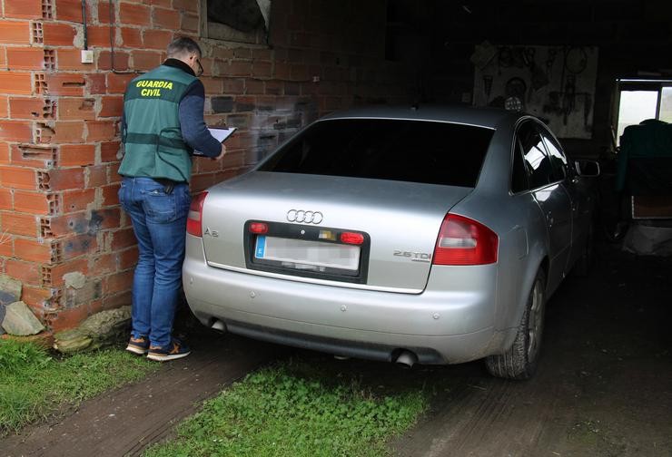 Vehículo intervido ao veciño de 38 anos cando conducía sen carné e triplicando a taxa de alcol permitida / GARDA CIVIL DE LUGO