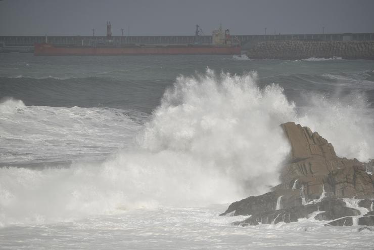 Arquivo - Ondada durante o paso da borrasca 'Ciarán' na praia de Repibelo, a 2 de novembro de 2023, na Coruña, Galicia (España). A borrasca 'Ciarán' está a provocar ao seu paso por Galicia un reguero de incidencias, máis de 500 xestionadas desde l. Gustavo da Paz - Europa Press - Arquivo 