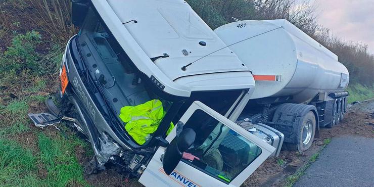 Camión cisterna cargado de gasolina nun accidente / Emerxencias Cambados