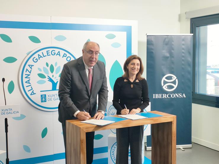 O presidente de Iberconsa, Alberto Freire, e a conselleira de Medio Ambiente, Territorio e Vivenda, Ángeles Vázquez, asinan a adhesión do grupo empresarial á Alianza Galega polo Clima 