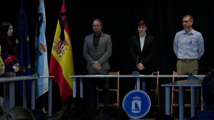 O alcalde de Ribeira, Luís Pérez Barral, no minuto de silencio pola muller asasinada pola súa exparella en Ribeira 