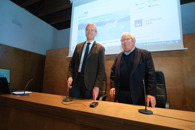 O presidente da Xunta, Alfonso Rueda, xunto ao presidente do foro Xornalismo 2030, Fernando Jáuregui, na presentación dos resultados da enquisa.. DAVID CABEZON @ XUNTA / Europa Press