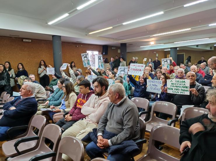 Protesta contra a fábrica de Altri, nunha charla da empresa en Pas. ULLOA VIVA 