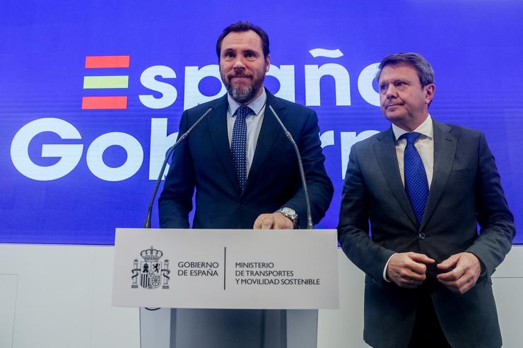 O ministro de Transportes e Mobilidade Sustentable, Óscar Puente (i), e o secretario xeral de Transportes e Mobilidade Sustentable, José Antonio Santano (d) / Ricardo Rubio - Europa Press