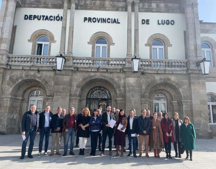 Os portavoces do Grupo Provincial e Municipal do PP de Lugo, Antonio Ameijide e Elena Candia, arroupados por membros do partido tras a rolda de prensa convocada para informar sobre a resolución da Valedora do Pobo. En Lugo, a 21 de marzo de 2024 / Europa Press